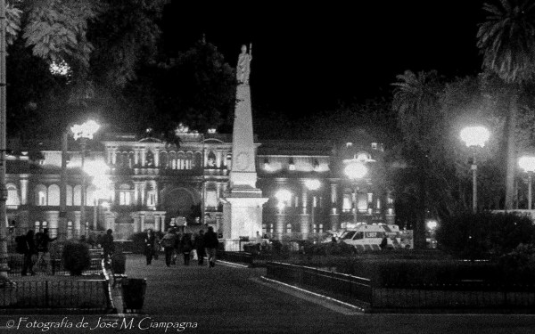 Plaza de Mayo de noche