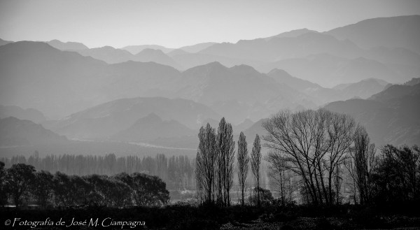 Atrás, la Cordillera