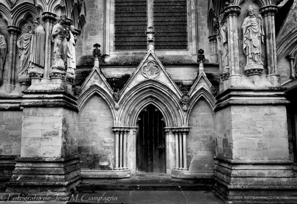 Puerta lateral Catedral de Salisbury, Gales, England