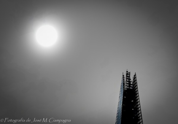 Torre Warf y el sol, Londres, Inglaterra