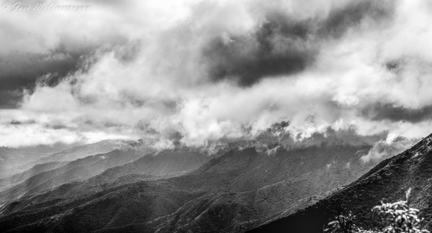 Cerros entre nubes