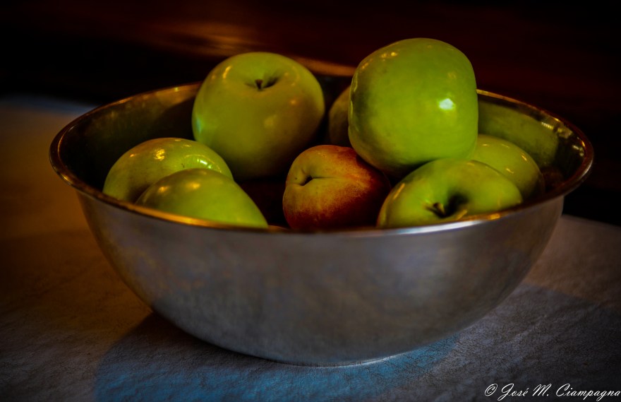 Bodegón de manzanas y pelones