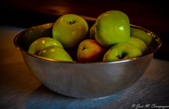 Bodegón de manzanas y pelones