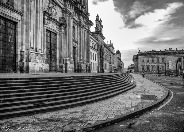 Escalinata de la Catedral Primada de Bogotá, Colombia