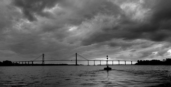 La boya con fondo de puente y tormenta