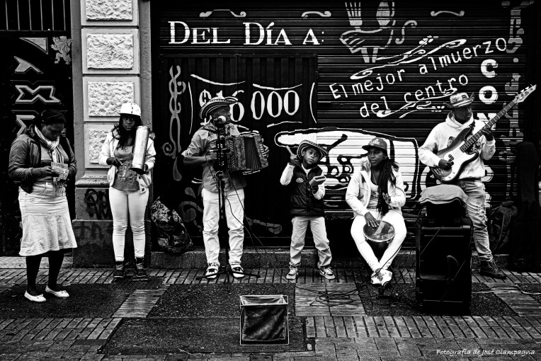 Familia de músicos en las calles de Bogotá, Colombia.
