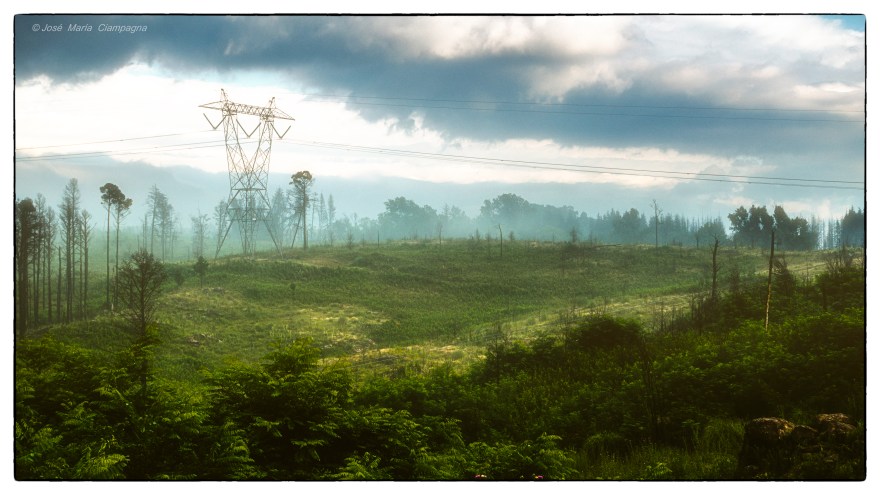 La torre de 500 KV detrás de la niebla