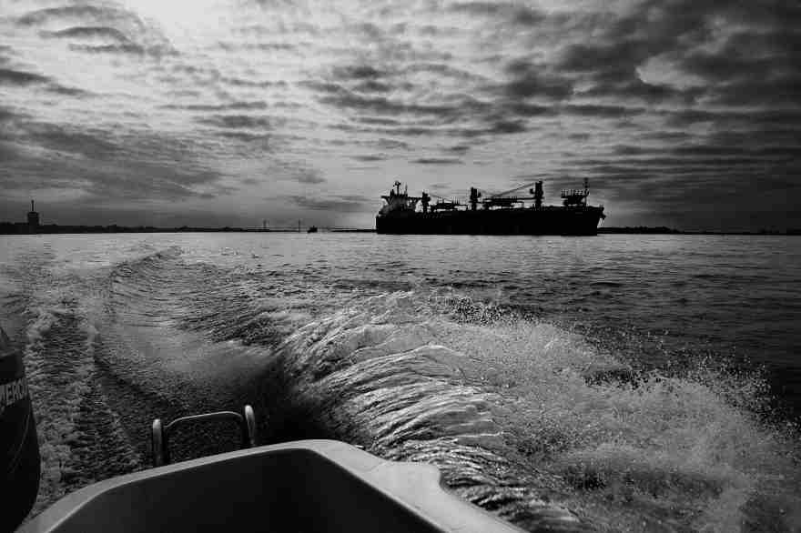 Navegando el Paraná, cerca de Rosario, Argentina