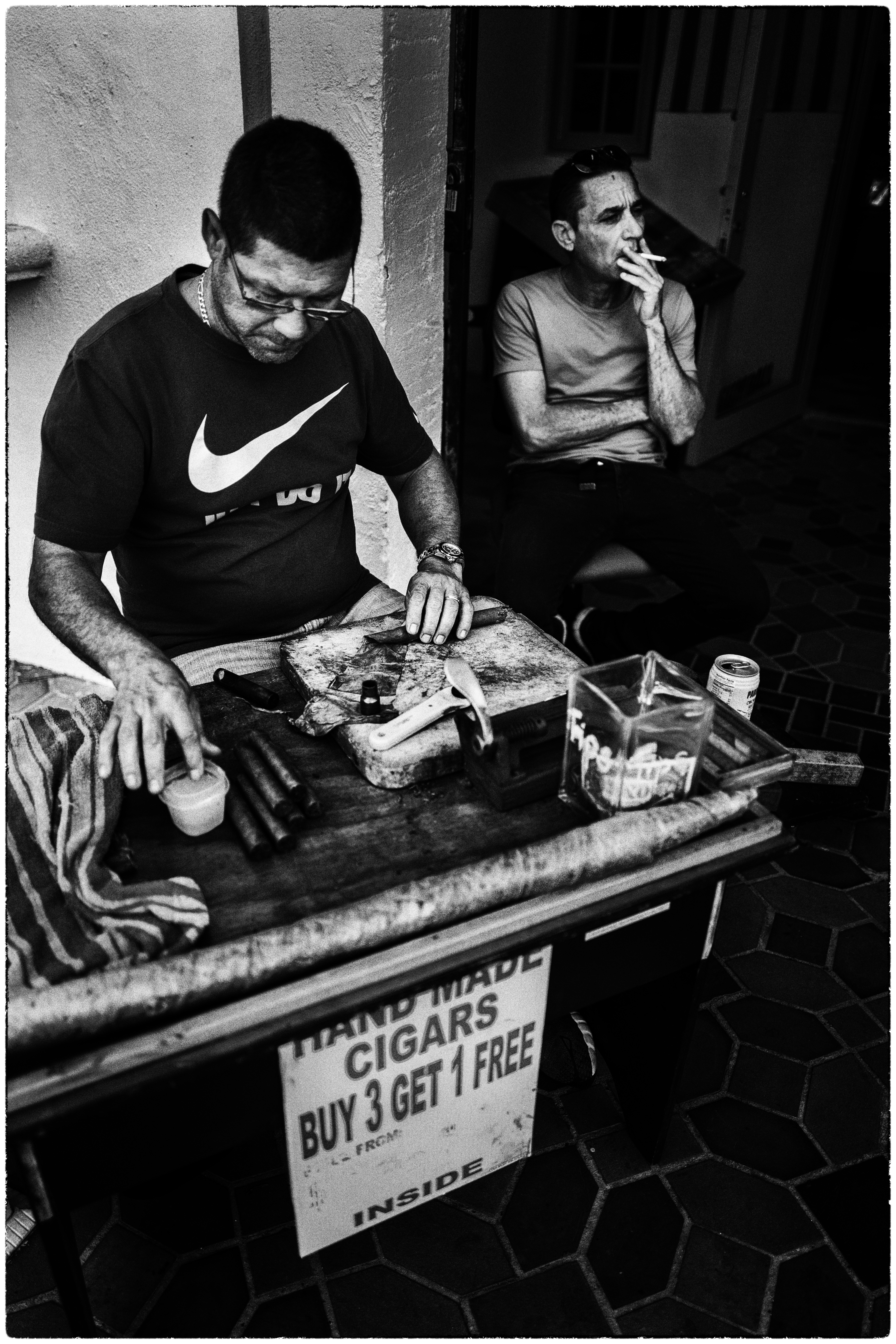 Cigarros cubanos en Ocean Drive