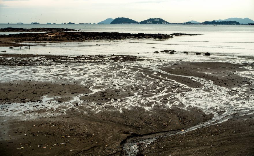 "Marea baja", Costanera de la Ciudad de Panamá, Panamá.