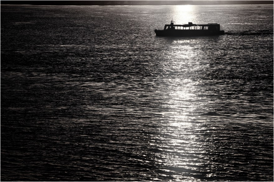 "Barcaza formoseña". Imagen tomada desde la Costanera de la Ciudad de Formosa hace unos años atrás y re-procesada en blanco y negro.