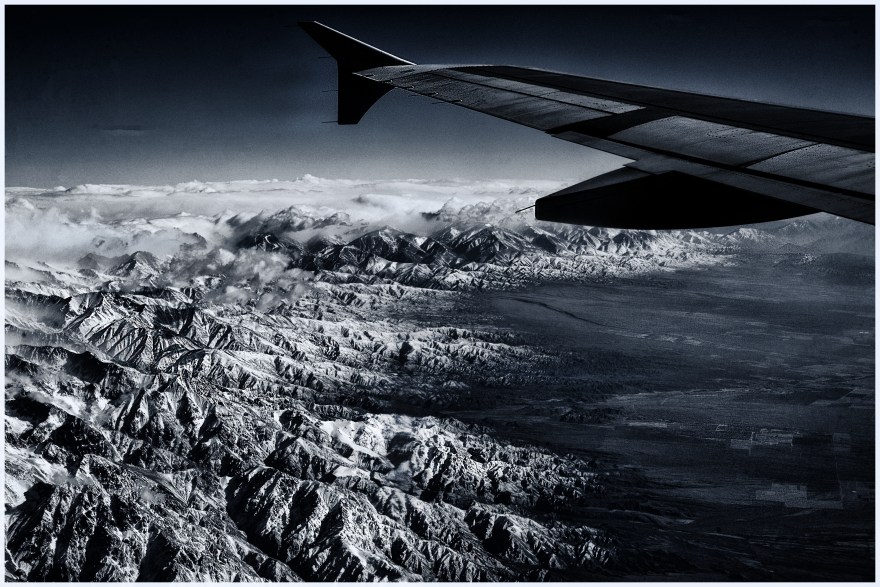 Desde el aire, entre la cordillera y el valle. Cruce de los Andes Chile-Argentina por Mendoza