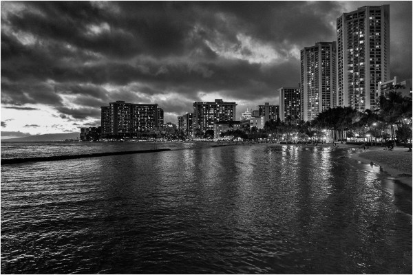 Waikiki de noche. Honolulu. Hawaii. USA