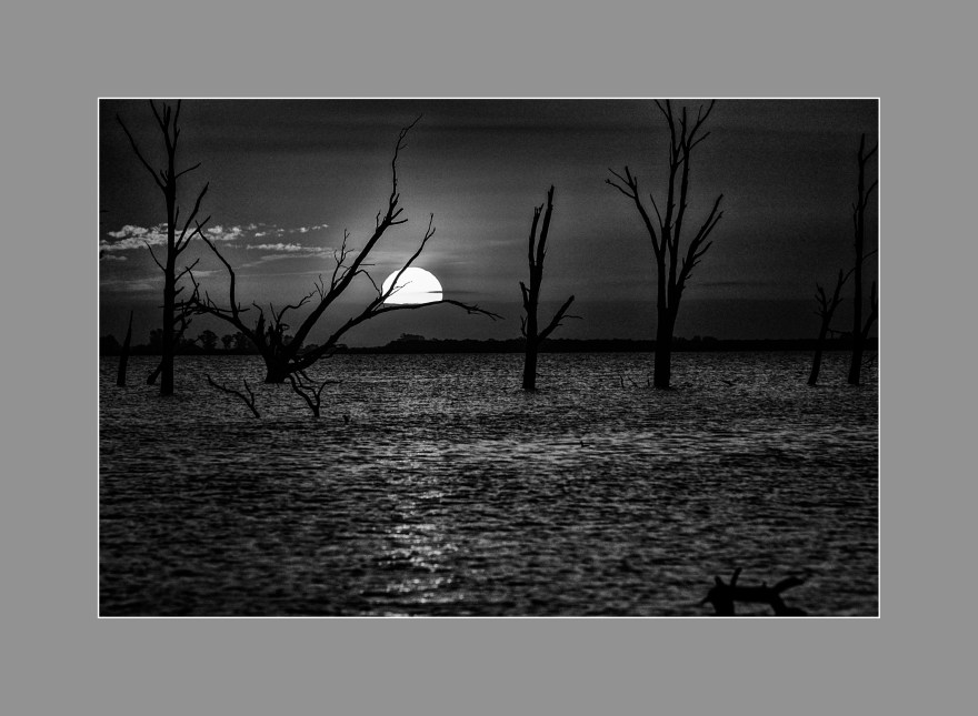 Cae la noche en el mar de Ansenuza
