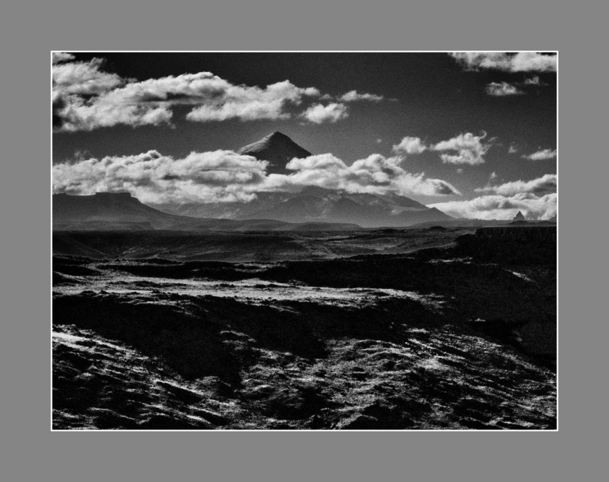 Al fondo el Lanín. (Paisaje rescatado de viejas tomas)