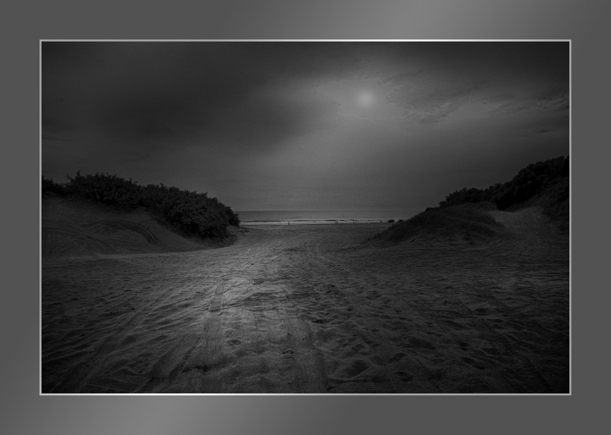 Luces en el medano. Villa Gesell, Provincia de Buenos Aires