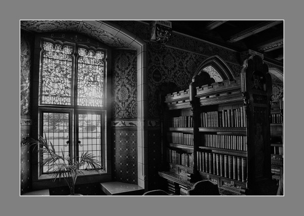 La biblioteca del Castillo de Cardiff, Gales.