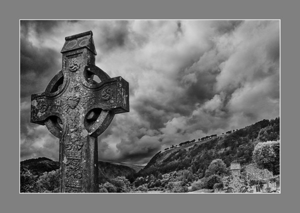 Cruz en Gledalough, Gales