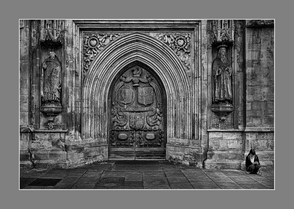La puerta de abbey church of saint Peter and Paul, Bath, Gales