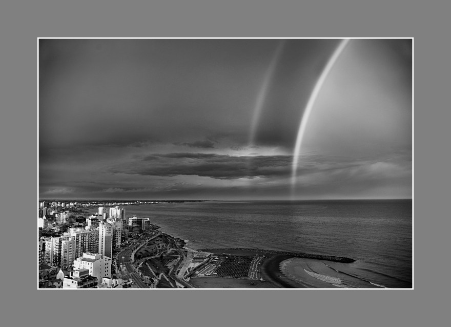 "Utopía; el arco Iris en blanco y negro". Costa de Mar del Plata, Provincia de Buenos Aires, Argentina
