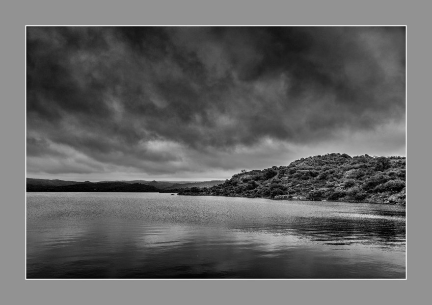 Vista del lago de la Presa Cerro Pelado desde el vertedero auxiliar. Enero 2017