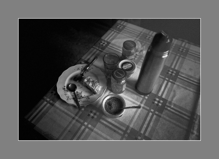 mate-con-pastelitos-con-marco