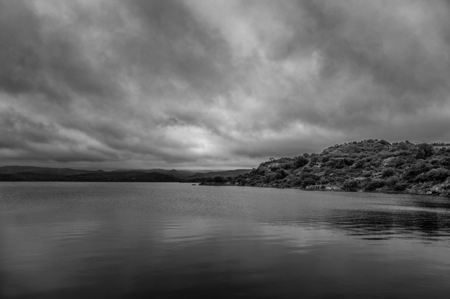 Tormenta sobre el lago del dique Cerro Pelado