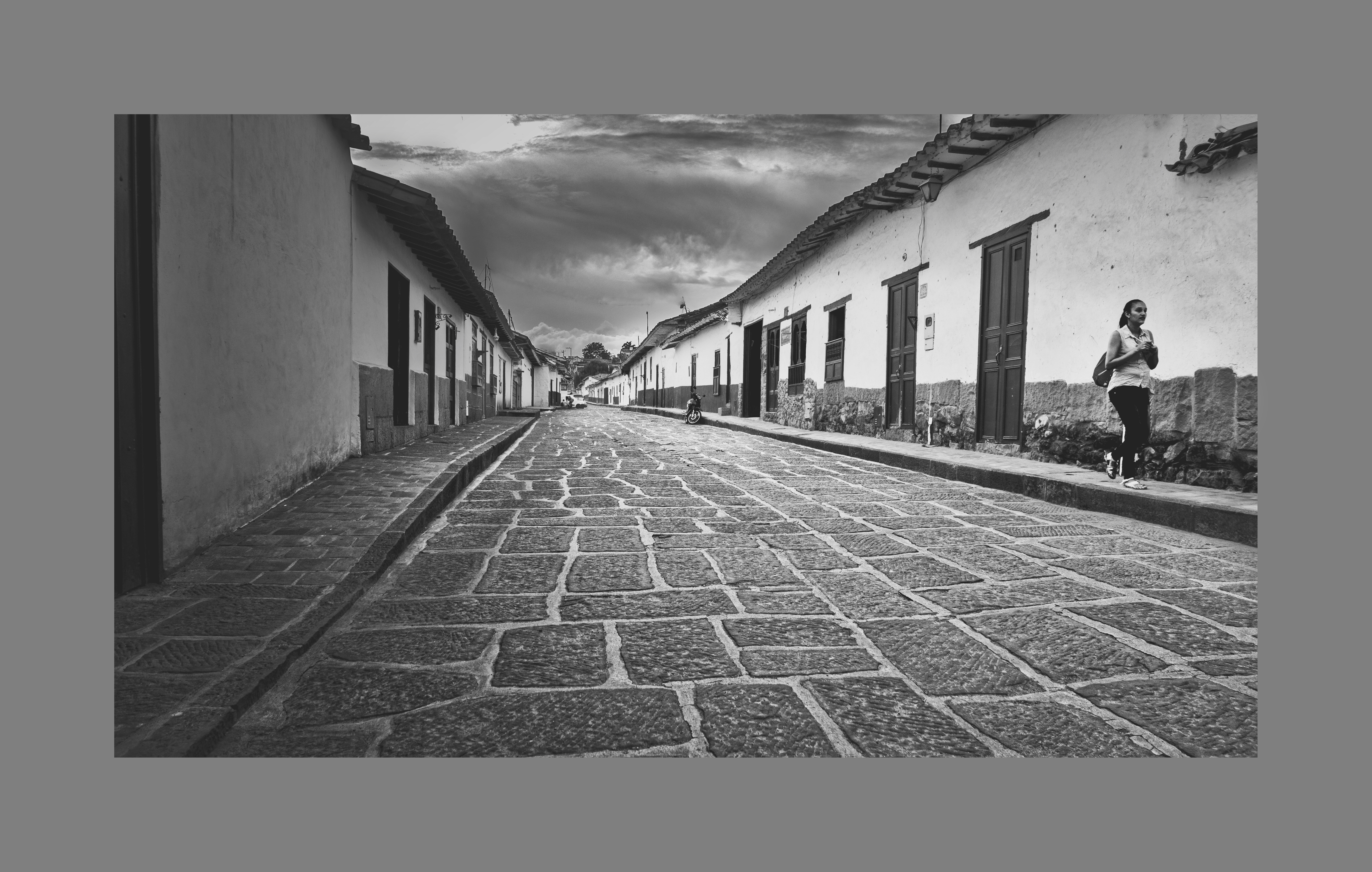 Caminante en las calles de Barichara, Santander, Colombia. Octubre 2017