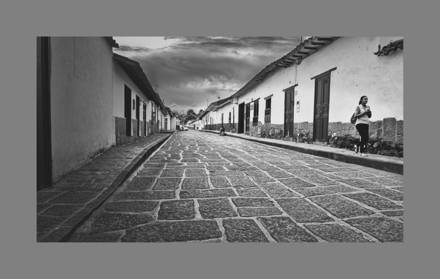 Caminante en las calles de Barichara, Santander, Colombia. Octubre 2017