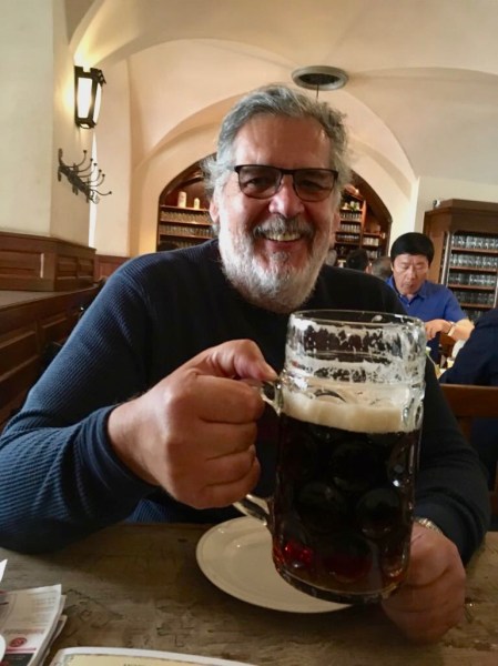 Cazador cazado, en el Interior de la Hofbräuhaus, Munich , Baviera, Alemania