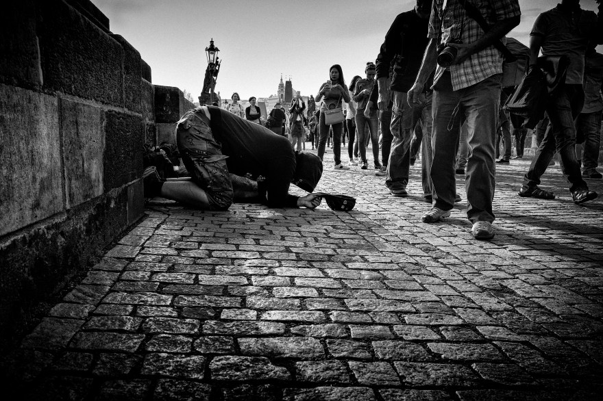 "Rogando sobre el Puente Carlos", Praga, Checoslovaquia