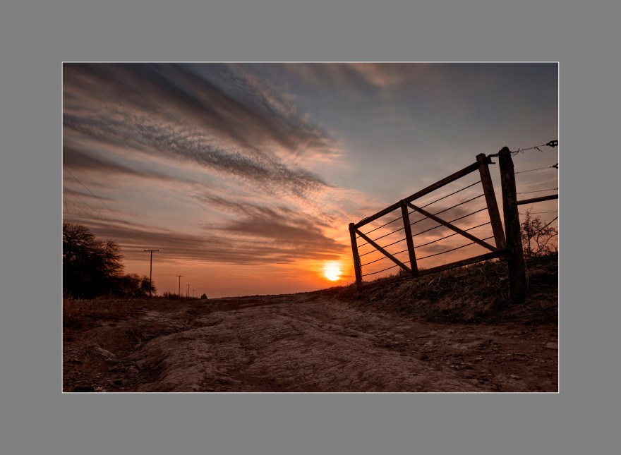 "Tranquera al atardecer", Zona rural de Río Primero, Córdoba, Argentina. Agosto 2018