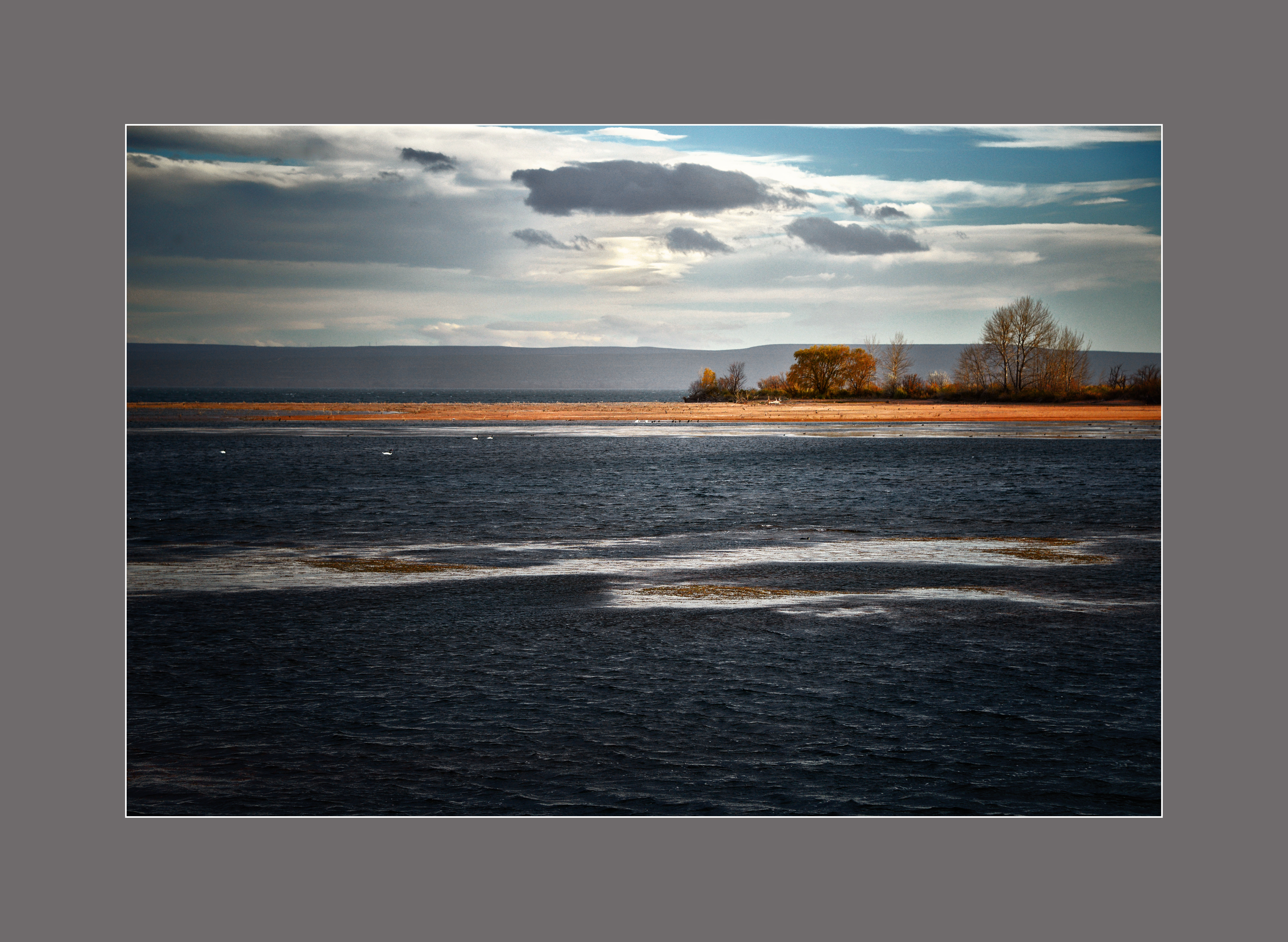 "Lago Mari Menuco", Provincia de Neuquén, Argentina.